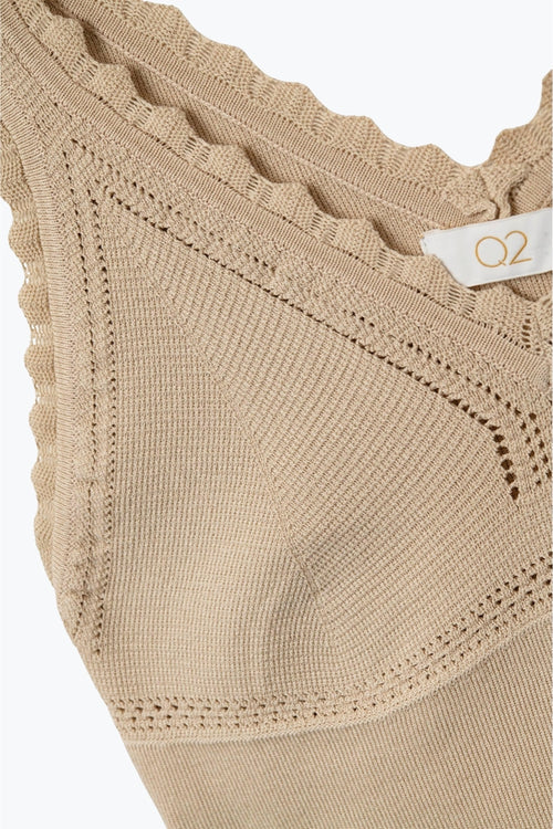 Beige geribde gebreide top met geschulpte V-hals