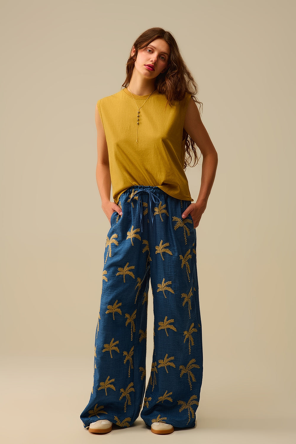 Blauwe Broek Met Wijde Pijpen En Beige Palmboom Borduursel