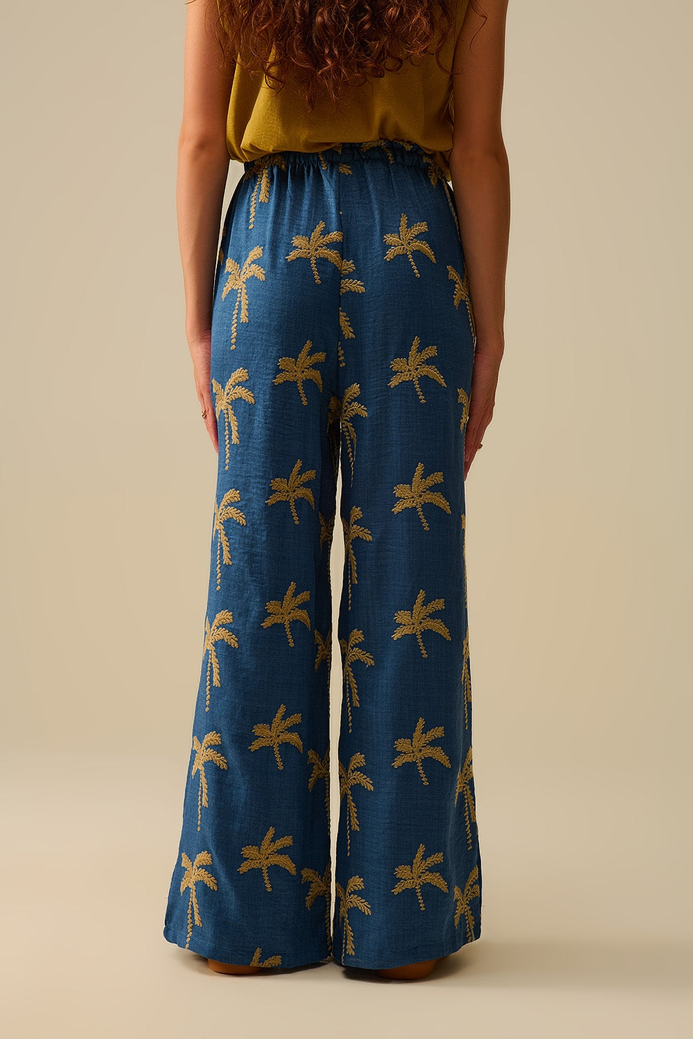 Blauwe Broek Met Wijde Pijpen En Beige Palmboom Borduursel