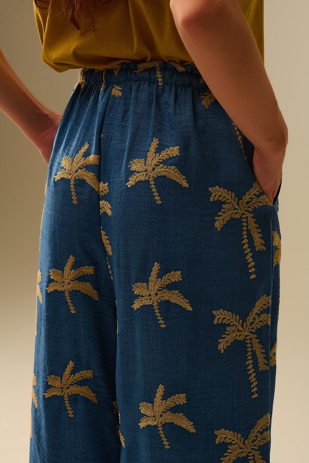 Blauwe Broek Met Wijde Pijpen En Beige Palmboom Borduursel