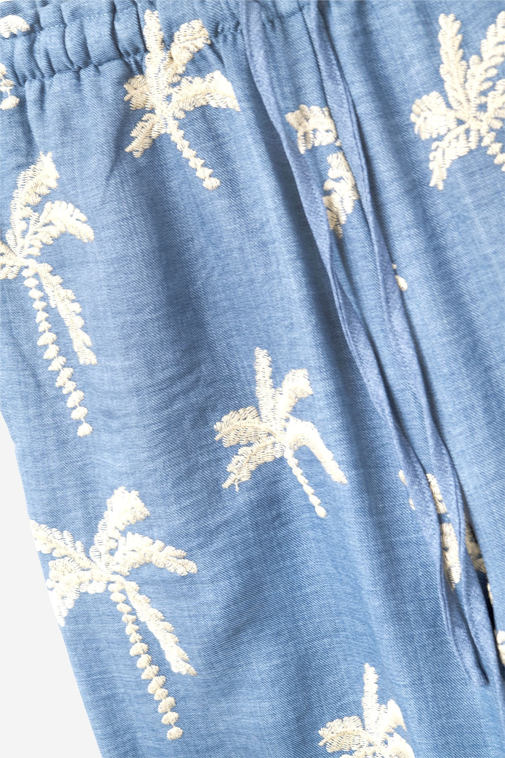 Blauwe Broek Met Wijde Pijpen En Beige Palmboom Borduursel