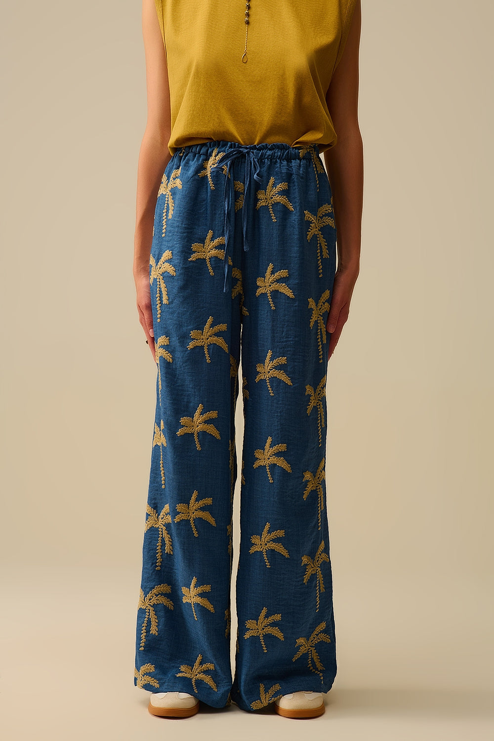 Blauwe Broek Met Wijde Pijpen En Beige Palmboom Borduursel