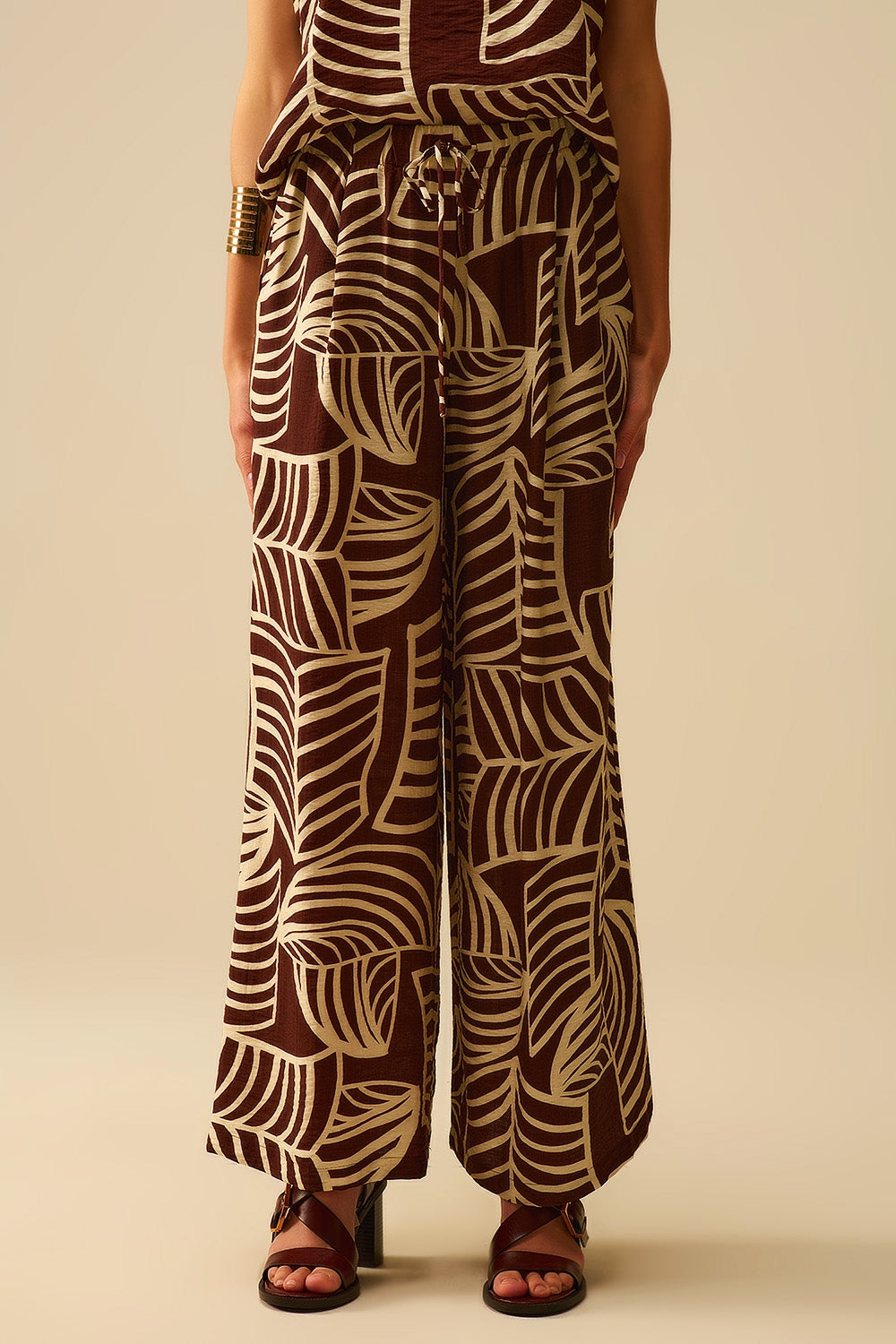 Bruine Broek met Wijde Pijpen En Witte Bladprint