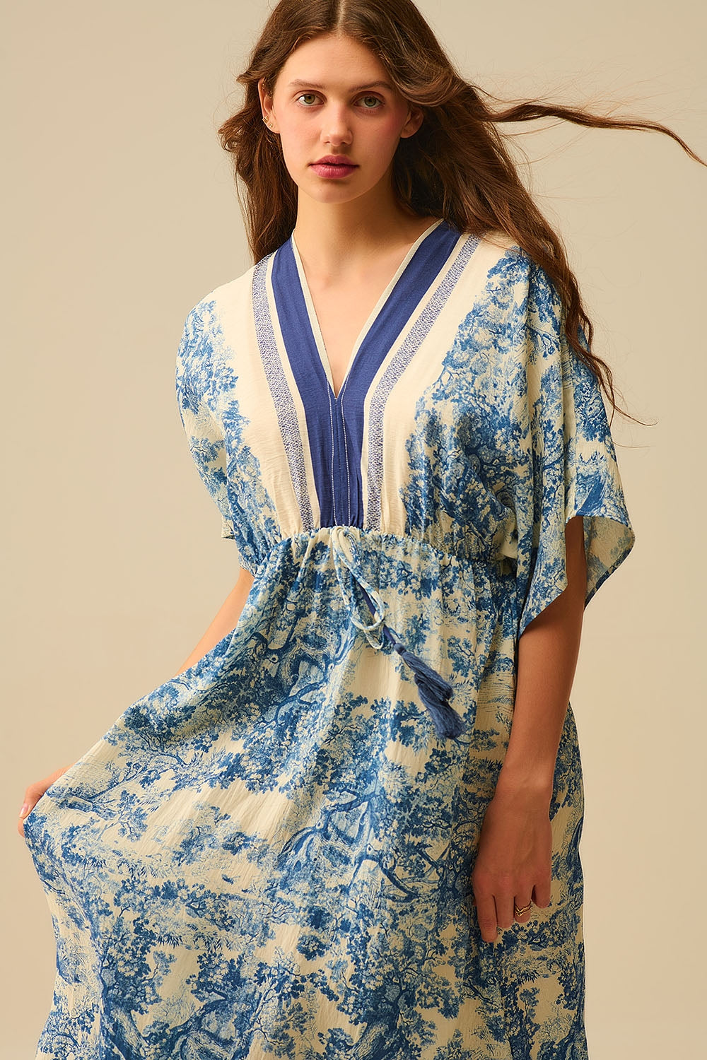 Soepel V-hals jurkje met toile de jouy print