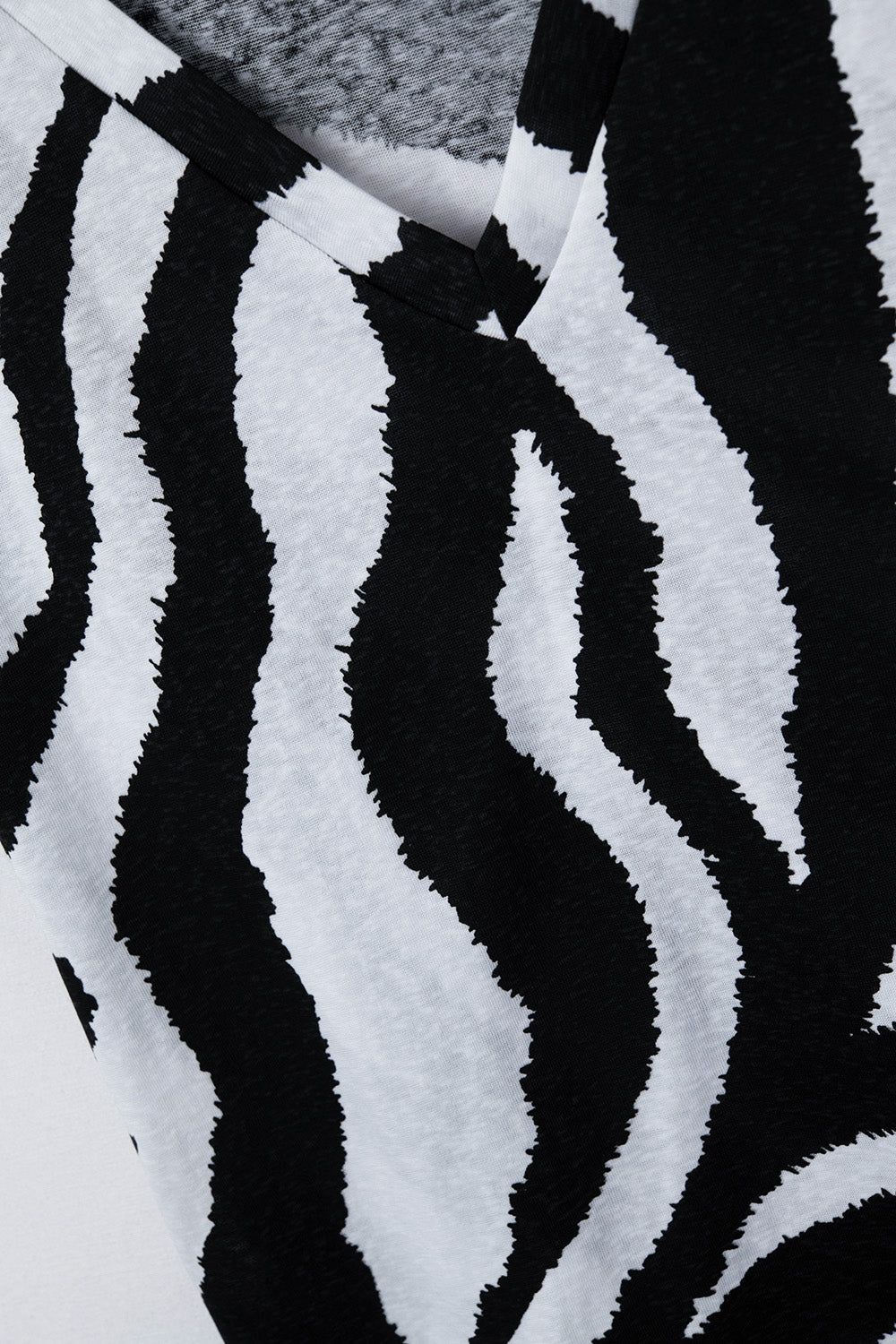 T-shirt met V-hals en zwarte zebraprint
